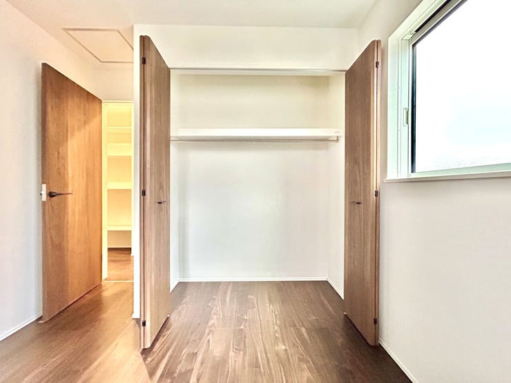 ◇収納◇
大容量のクローゼット完備。お洋服もたくさん収納できて、お部屋がスッキリします。ハンガーパイプが設置されており外套や大切なお洋服は傷まないよう、そのままかけて収納できます。