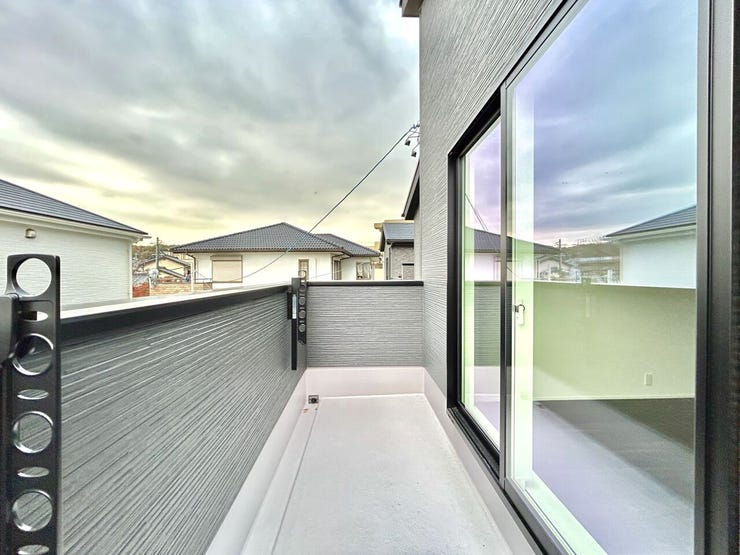 ◇バルコニー◇
南側に面したバルコニーですので1日を通して明るいです。陽の光がたっぷりと降り注ぎますのでお洗濯物もよく乾きそうですね。日中の最も洗濯物干しに適した時間帯を最大限に活用できます。