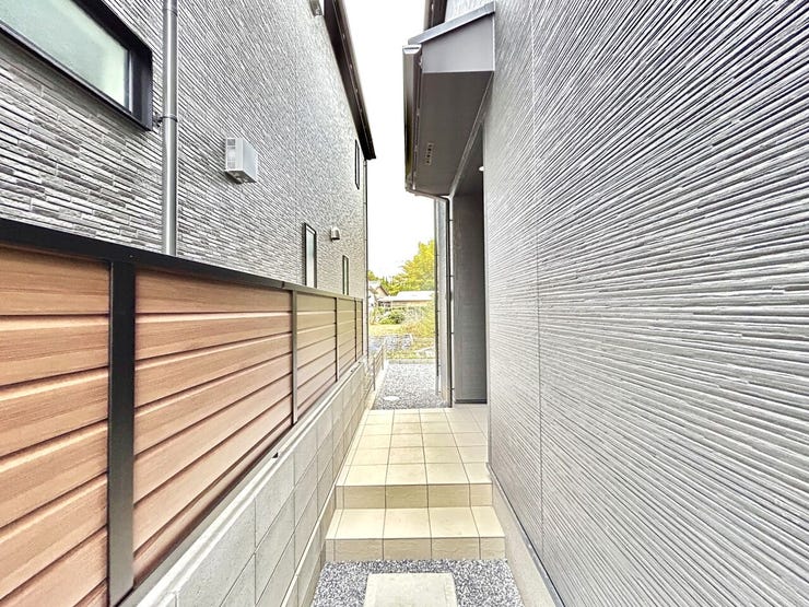 ◇エントランス◇
玄関が道路に面していないので、ドアを開けた際も通行する人に家の中を見られることがないので、プライバシーを守りやすいですね。また小さなお子様の道路への飛び出しも防げます。