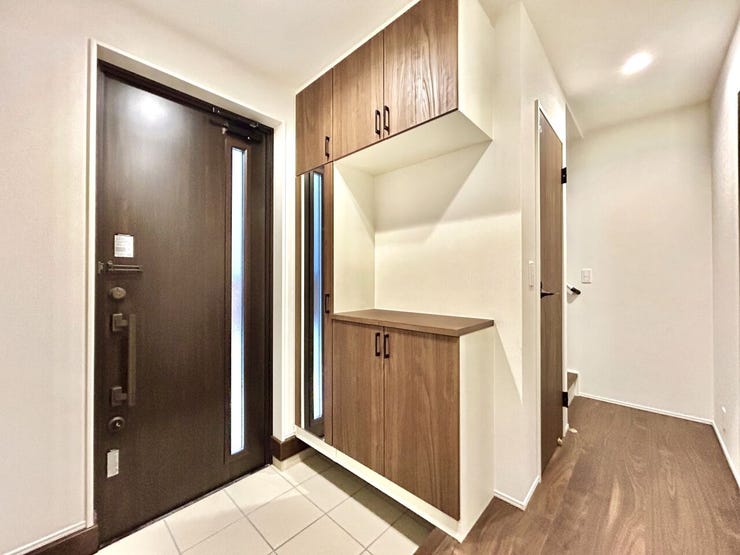 ◇玄関◇
収納スペースを十分に確保した玄関です。乱雑になりがちな玄関をスッキリ見せることができます。姿見も付いていますので、身だしなみのチェックができるのが良いですね。