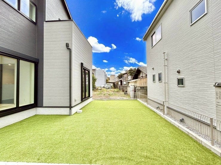 ◇庭◇
南側に面したゆとりあるお庭があります。お子様の遊び場として、BBQや家庭菜園などもお楽しみいただけます。イスやテーブルを置いてカフェスペースにしてもいいですね。