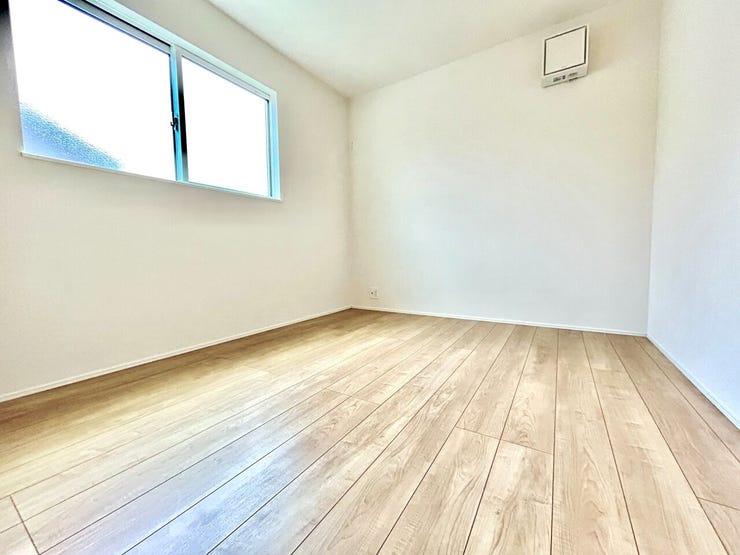 ◇二階 洋室◇
5.2帖の洋室です。たっぷり収納付きの明るい洋室が嬉しいです。大切なお洋服もハンガーにかけてスッキリご収納頂けます。タンスを用意することがないのでお部屋も広くご活用できます。