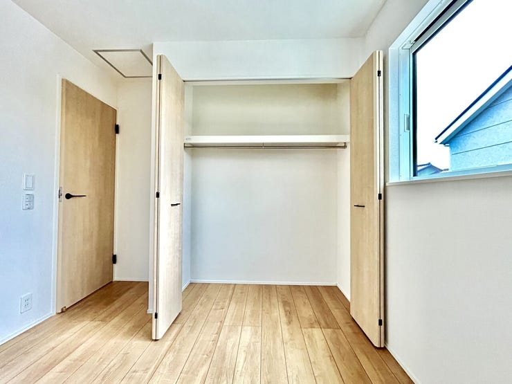 ◇収納◇
この空間量だからこそのゆったりとした収納スペース、季節ものの衣装や沢山の思い出をしまえるスペースは大変重宝します。お部屋もスッキリし、個室空間を広くお使いいただけます。