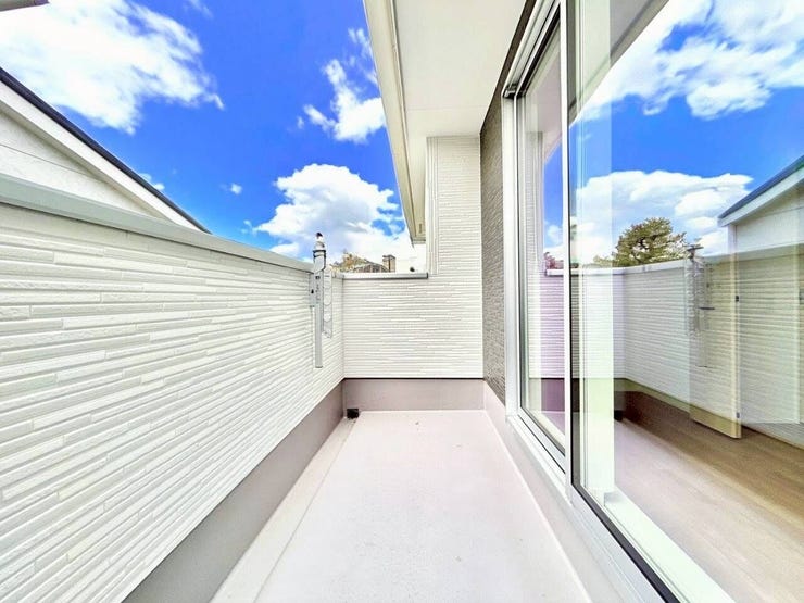 ◇バルコニー◇
南側に面したバルコニーですので1日を通して明るいです。陽の光がたっぷりと降り注ぎますのでお洗濯物もよく乾きそうですね。日中の最も洗濯物干しに適した時間帯を最大限に活用できます。