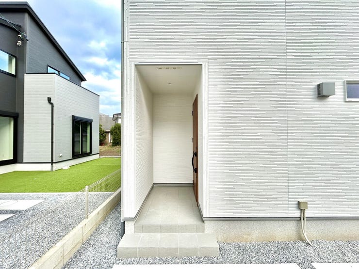 ◇エントランス◇
玄関が道路に面していないので、ドアを開けた際も通行する人に家の中を見られることがないので、プライバシーを守りやすいですね。また小さなお子様の道路への飛び出しも防げます。