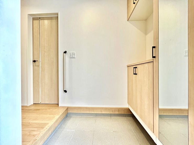 ◇玄関◇
収納スペースを十分に確保した玄関です。乱雑になりがちな玄関をスッキリ見せることができます。姿見も付いていますので、身だしなみのチェックができるのが良いですね。