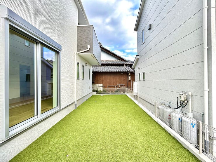 ◇庭◇
南側に面したゆとりあるお庭があります。お子様の遊び場として、BBQや家庭菜園などもお楽しみいただけます。イスやテーブルを置いてカフェスペースにしてもいいですね。