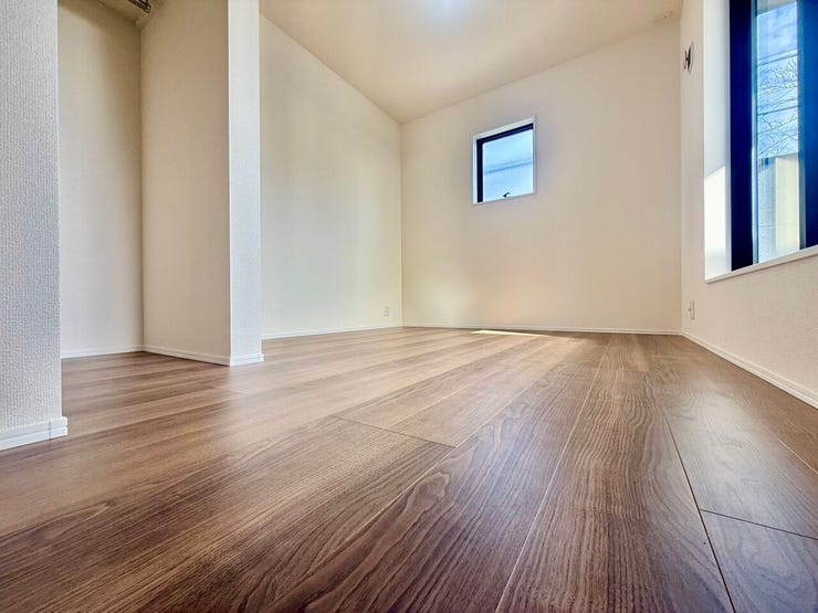 ◇5.06帖東側洋室◇
バルコニーに出られる大きな窓と、もう一面にも窓が付いているので、明るいです。開放感たっぷり。豊かな開口がもたらす陽光、光を浴び心地よい時を刻みます。気分も明るくなりますね。