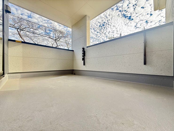 ◇インナーバルコニー◇
インナーバルコニーを採用しています。屋根があるので天候に左右されることなくお洗濯できます。モノを置いても雨に濡れて錆びてしまう心配は無用ですね。