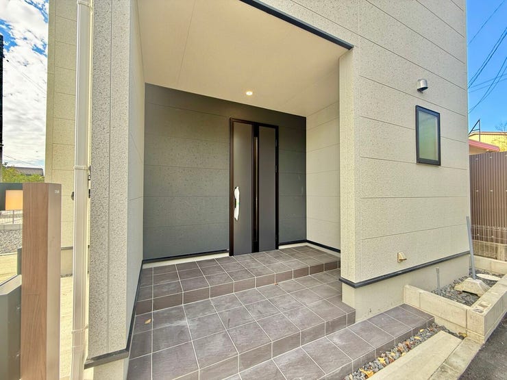 ◇玄関◇
スリット窓の玄関ドアを採用しています。建物に馴染みやすく、かつシャープな印象を作り出しています。玄関ポーチが広いと雨の日の出入りも玄関前で慌てずに済むので嬉しいですね。