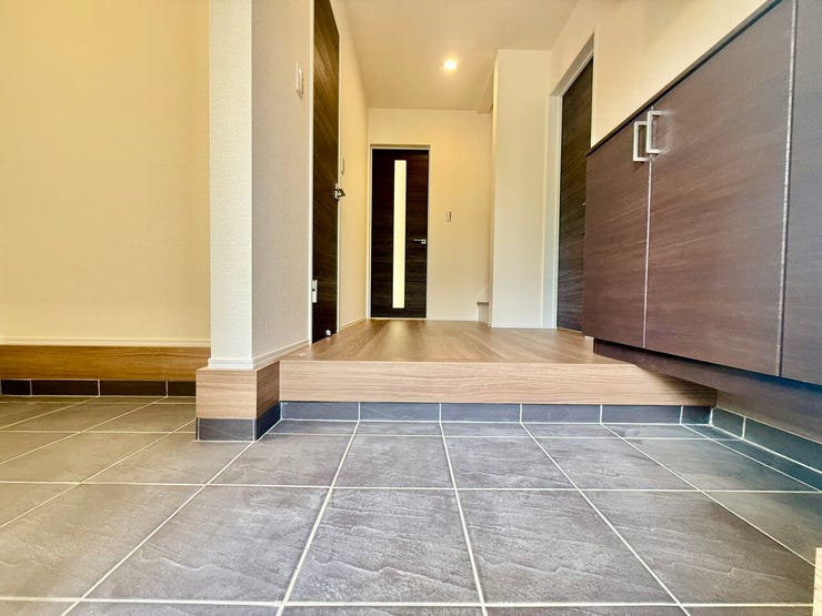 ◇玄関&SIC◇
広々とした温かな雰囲気の玄関。2人並んでも靴を履ける広さが、忙しいお出かけ前には嬉しいポイント♪沢山収納できる土間収納も完備♪ベビーカーや遊び道具・アウトドア用品等収納できますね。