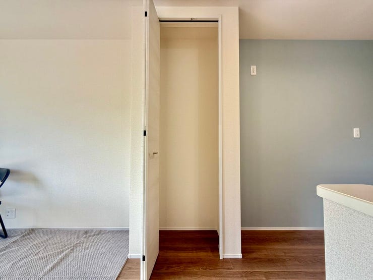 ◇収納◇
リビングにも収納があり、お掃除道具などが収納できて便利です。リビングもスッキリしますね。ものが増えても収納できる場所がある心の余裕、安心感にもつながります。