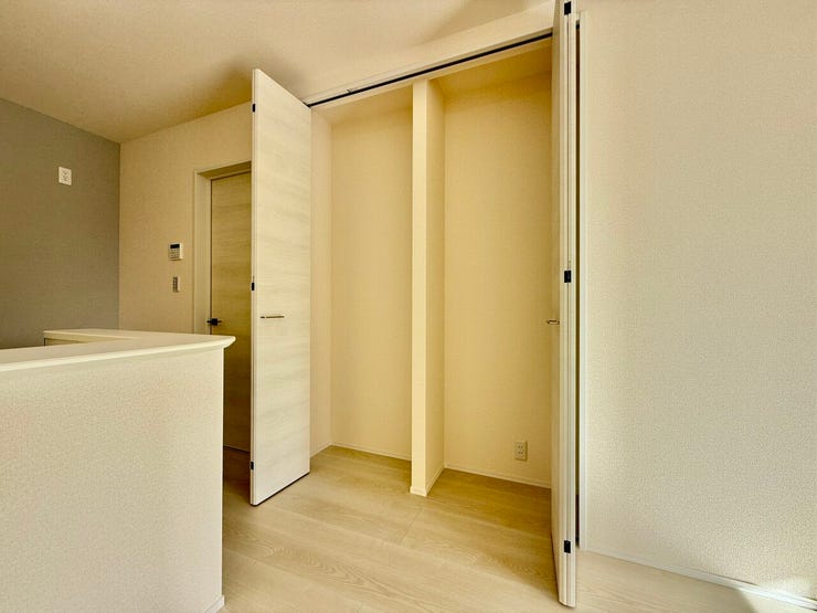 ◇収納◇
リビング内のクローゼット収納です。お掃除道具やよく使う文房具、薬などの衛生用品、細々したものが収納できて便利です。リビングがスッキリすると気持ちもスッキリしますね♪