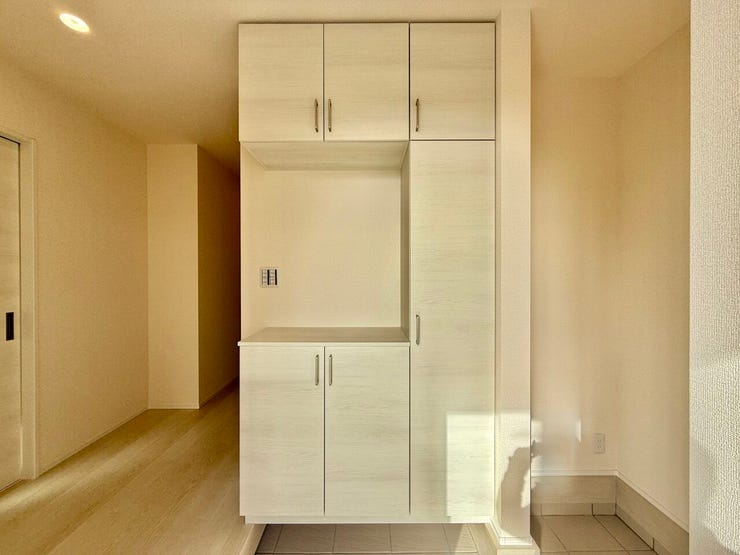 ◇シューズボックス&SIC◇
収納スペースを十分に確保した玄関です。シューズボックスにはたくさんの靴が収納でき、SICも完備しているので、ベビーカーや遊び道具・アウトドア用品等も収納できますね。