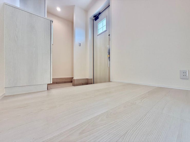 ◇玄関◇
明るく温かな雰囲気で家族の帰りや来訪者を出迎えてくれる玄関です。2人並んでも靴を履ける広さが、忙しいお出かけ前には嬉しいポイントになるかと思います♪