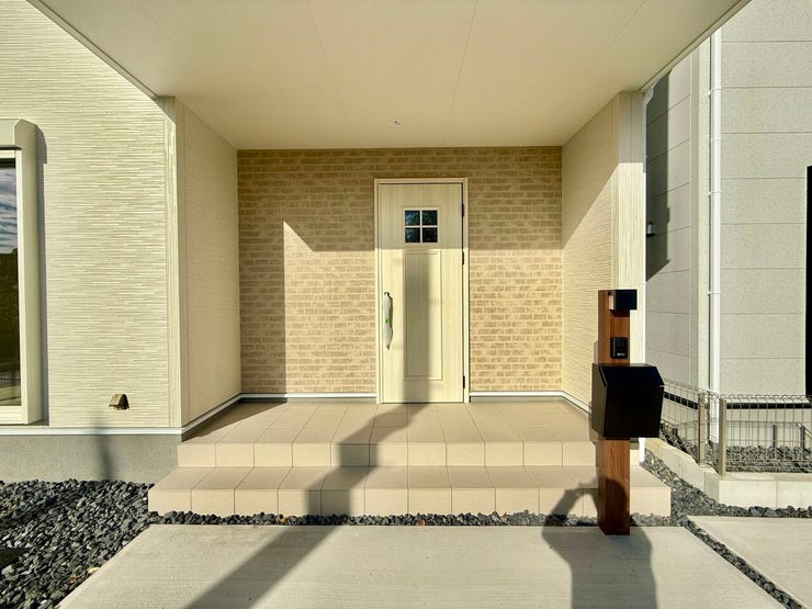 ◇玄関◇
お家の顔となるエントランスは、小窓のある木目調の玄関扉が魅力的です。ダウンライトも設置されていますので、玄関周りが明るく、暗い夜でもご家族やお客様を優しく迎えます。