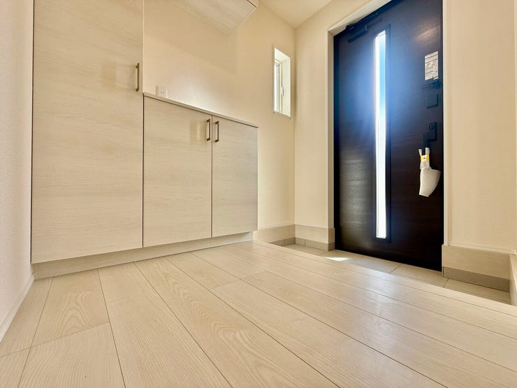 ◇玄関◇
家族全員の靴をしっかり収納できるシューズボックスを完備。乱雑になりがちな玄関もスッキリとしますね。棚の上で玄関の飾り付けも楽しめます。2人並んでも靴を履ける広さが、嬉しいポイント♪