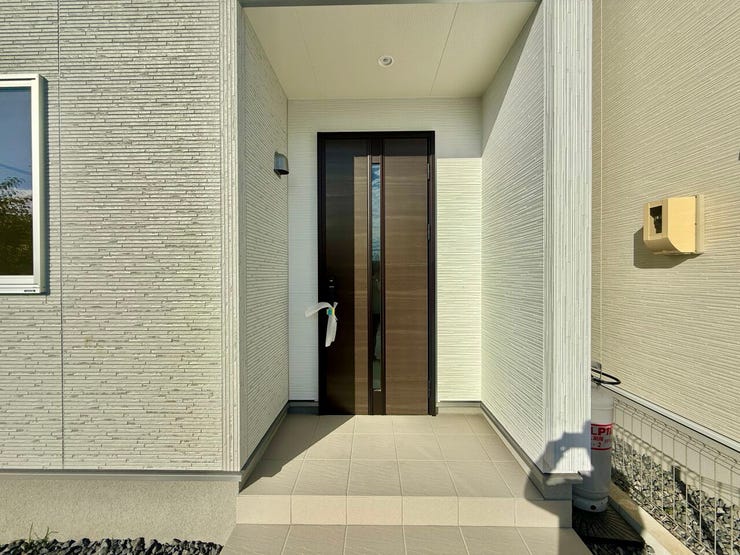 ◇玄関◇
スリット窓の玄関ドアを採用しています。建物に馴染みやすく、かつシャープな印象を作り出しています。ダウンライトも設置されており暗い夜でも明るく照らします。