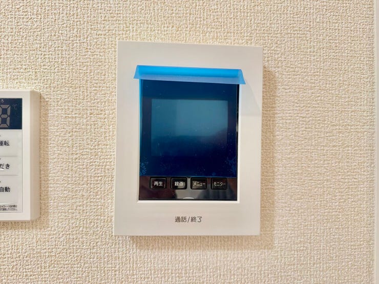 ◇TVモニター付インターホン◇
TVモニターで訪問者を確認してから会話することができますので、安心して対応していただけます。姿を見られたくない空き巣や不審者が嫌がるため、防犯効果も高まります。
