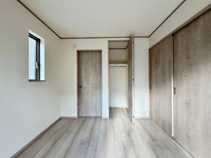 〈1階4.5帖〉
ハンガーパイプや棚が設置されていますので、衣類や小物などを収納することができます。