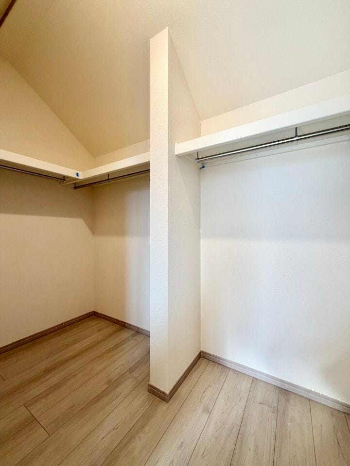 気が付くと増えているお洋服の収納や、大型荷物の収納に便利♪