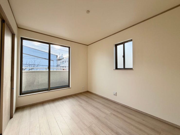 〈6.0帖〉
2面採光の明るい洋室で気持ちもぽかぽか