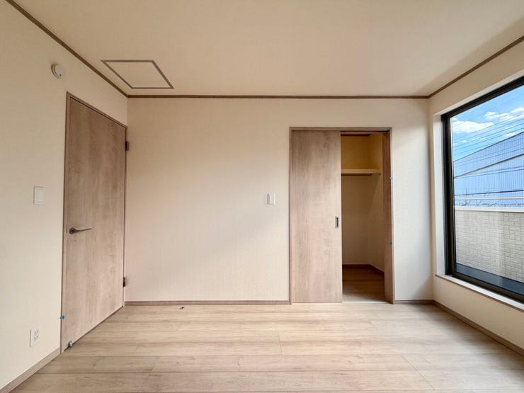 〈6.0帖〉
スライド式扉のWICは使い勝手が良いですね。