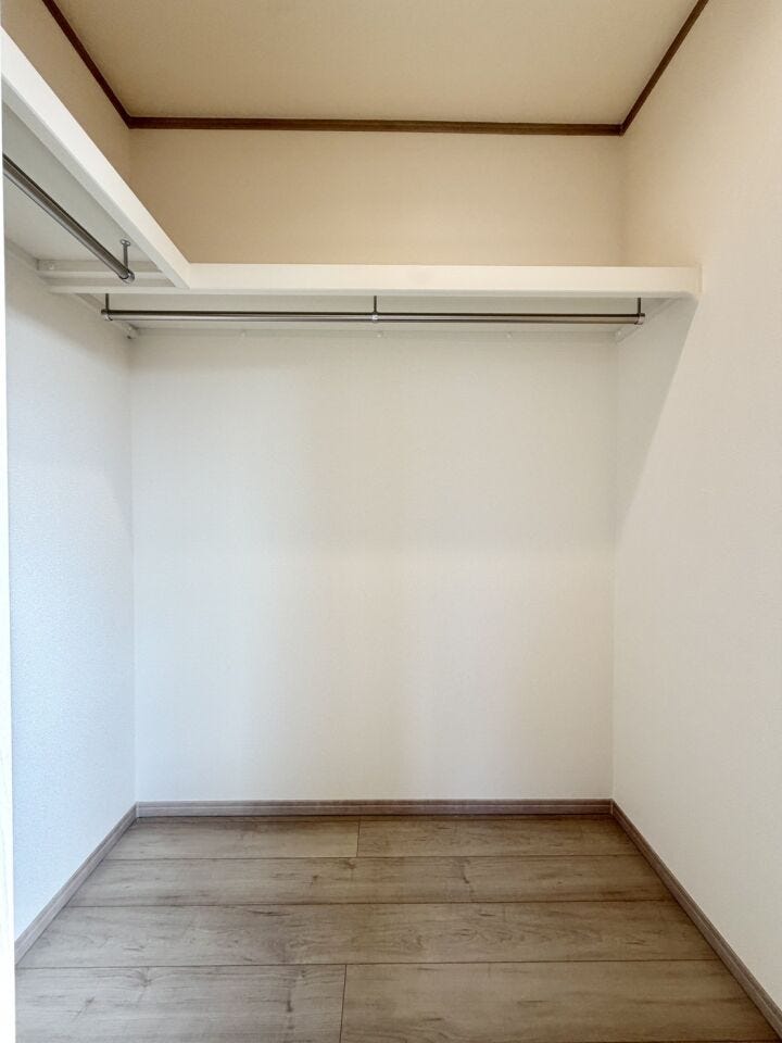 ハンガーパイプ付きの収納は、「たたまない収納」を実践し、効率よく衣類を収納することができます♪