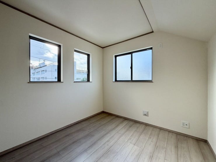 〈5.25帖〉
2面採光は、お天気が悪い日でも明るさを保てます♪