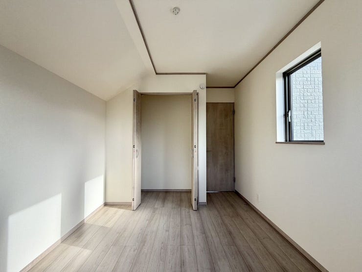 〈5.25帖〉
大切な衣類を収納できる大型クローゼットが便利です