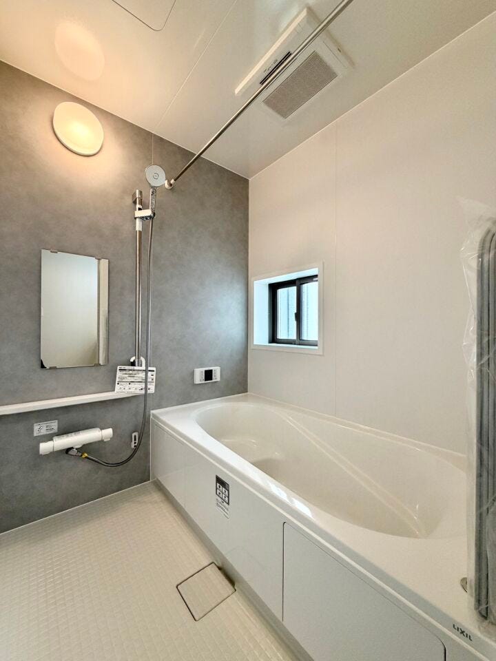 明るい色調のユニットバスで日ごろの疲れを癒しましょう