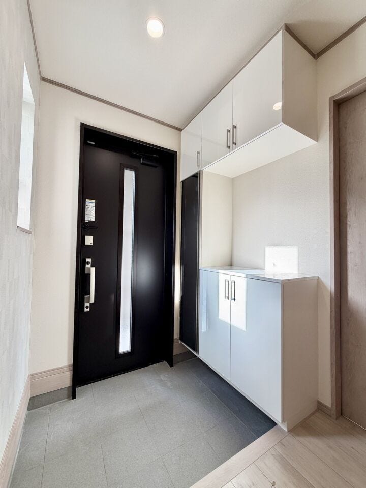 玄関がいつも片づく大容量シューズボックスは、姿見鏡付きなのでお出かけ前のファッションチェックにも便利♪