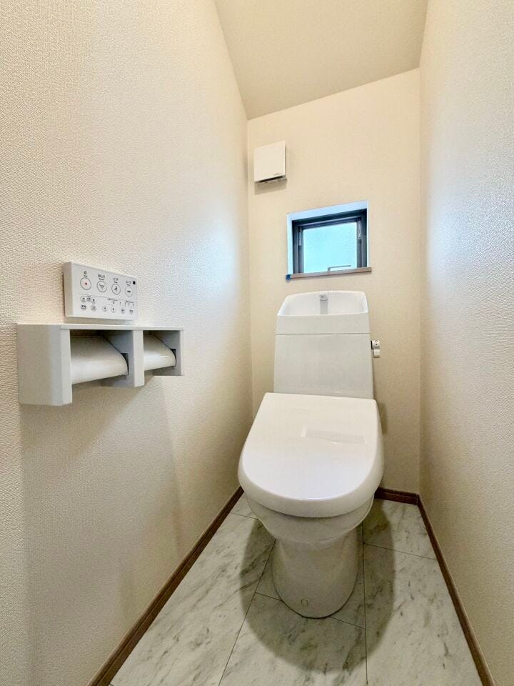 〈2階トイレ〉お手入れしやすい温水洗浄便座で、毎日快適♪