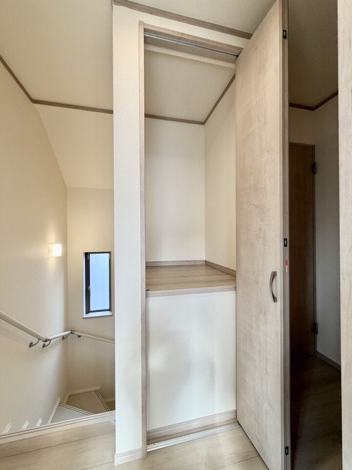 〈2階廊下収納〉デッドスペースも無駄にしません!豊富な収納で快適空間を保ちます♪