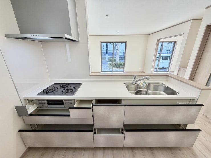 料理をしながら家族と会話を楽しめる対面キッチン♪収納もたっぷりあるのできれいを保てます♪