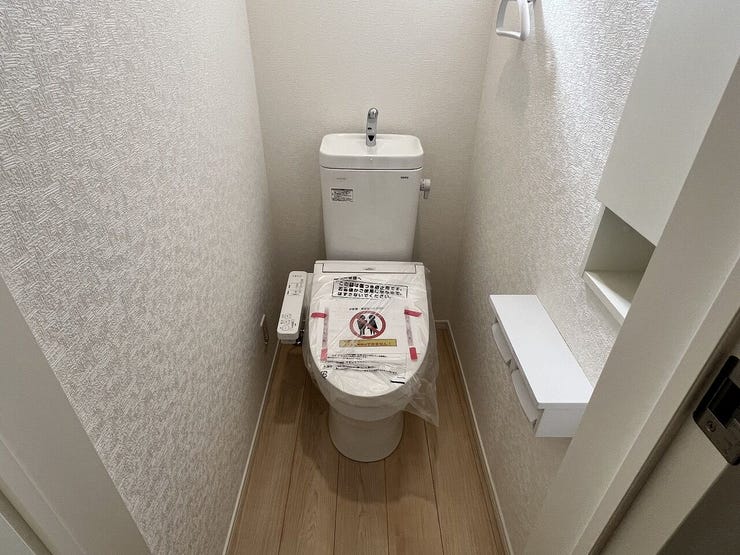 冬場でもひやっとしない温水洗浄便座を採用。