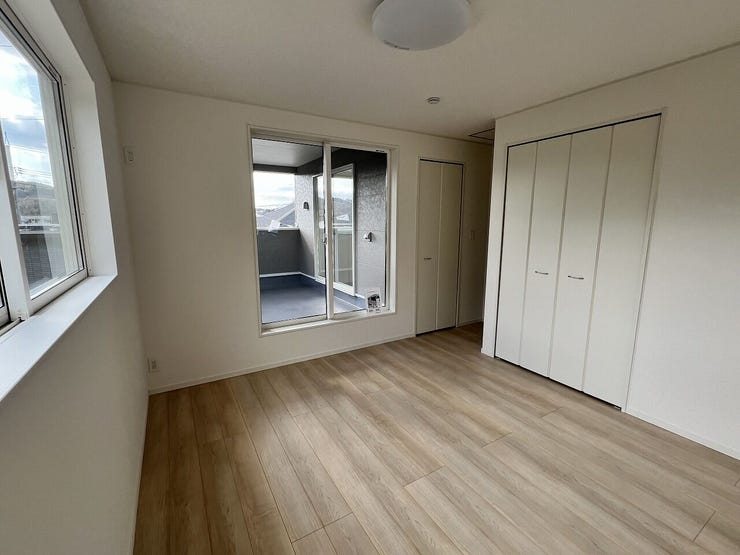 バルコニーに面した洋室は抜群の通風と採光で明るく快適な空間です。