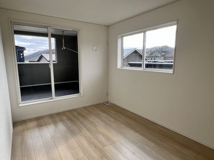 たっぷりの陽光と心地よい風が舞い込む洋室♪