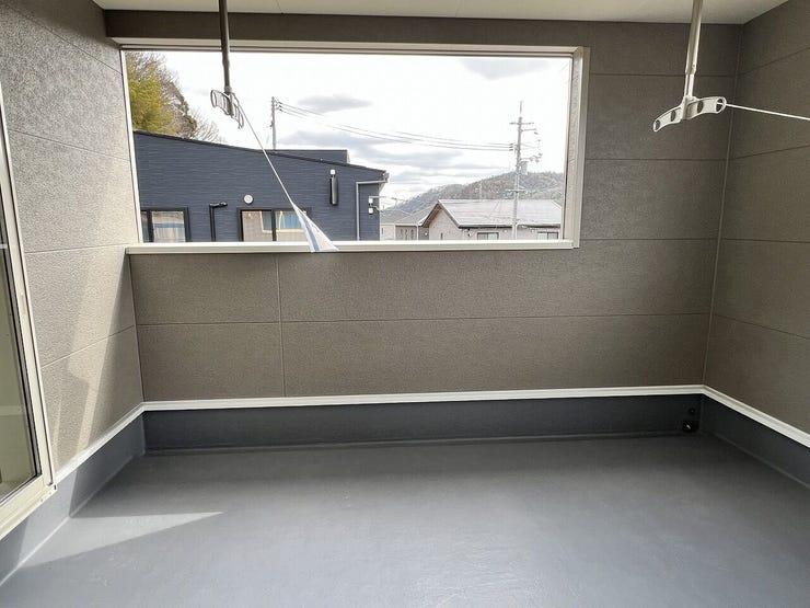 インナーバルコニーなので雨の日も安心♪外から視線が入りにくいので、プライベート空間を確保できます。