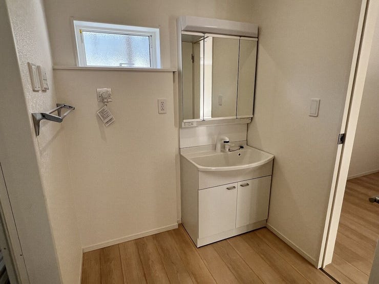 三面鏡にハンドシャワー付き、快適さにこだわった洗面台。