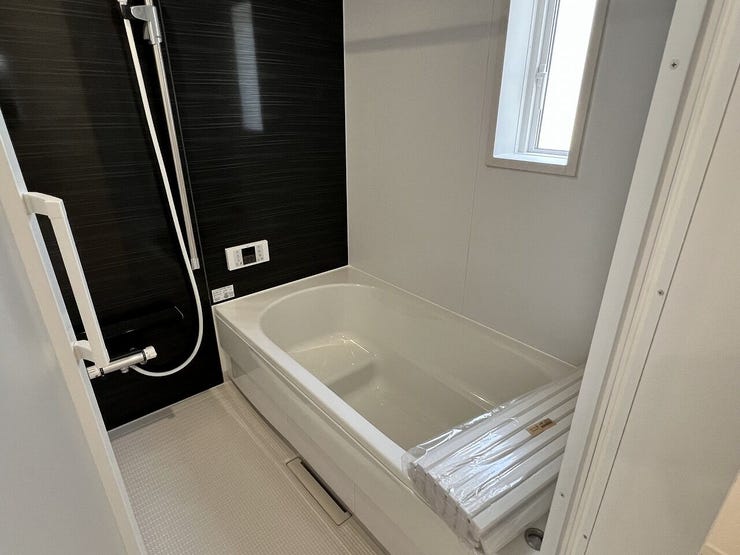 お子様と入ってものびのびと使えて親子のコミュニケーションもとれる広々浴槽です♪一人でも足を伸ばしてゆっくりとリラックスして浸かることができるので日々の疲れもしっかり取れます。