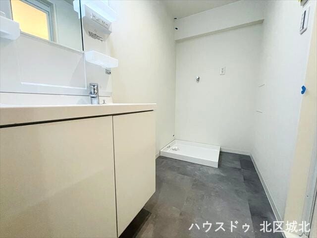 毎朝の身支度がスムーズな洗面台と、機能的な洗濯機置き場を配置した洗面室です。水回りの家事動線が考慮されており、清潔感のある空間で、忙しい毎日のルーティンをサポートします。