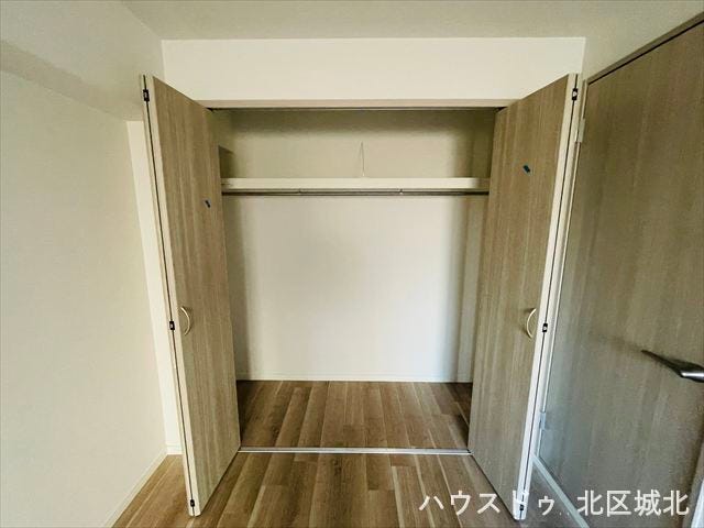 ポール付きクローゼット完備の洋室で、収納も安心。家具を減らして広々と使えるのが魅力です。