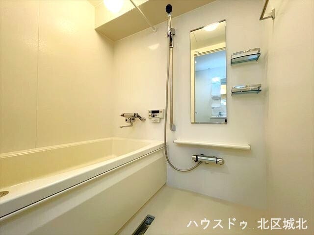 一日の疲れを癒す、清潔感あふれる快適な浴室です。ゆったりとした浴槽でリラックスタイムをお楽しみいただけます。追い焚き機能など便利な設備が、いつでも適温の心地よいバスタイムになります