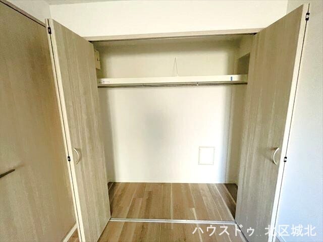 奥行きのあるクローゼットなので、衣類だけでなく、季節の家電や大きな荷物などもまとめて収納できます。空間を効率よく活用でき、お部屋全体をすっきりと保つのに大変便利です。