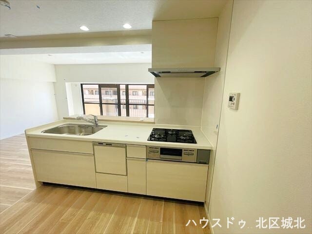 ご家族との会話を楽しみながら調理できる、開放的なキッチンです。明るい空間で効率よく家事がこなせ、出来立ての料理をすぐに食卓へ運べます。ご家族の笑顔と美味しい匂いが集まる、住まいの中心となる空間です。