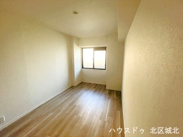 5.8帖洋室:プライバシーが守られた快適な洋室は、寝室や書斎など、用途に合わせて自由に活用できます。落ち着いた空間で、一日の疲れを癒す大切な時間をお過ごしいただけます。