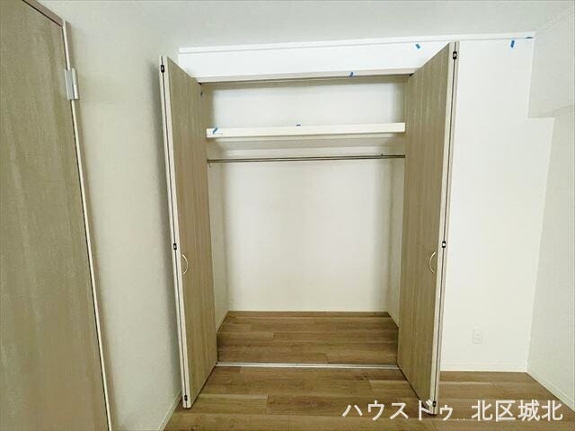 クローゼットは奥行きがあり、衣類や季節物もすっきり収納できます。整理整頓がしやすく、お部屋を広く使えます。