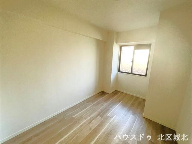 4.3帖洋室:差しがたっぷりと降り注ぐ洋室です。心地よい開放感あふれる空間は、作業効率もアップさせる快適なプライベート空間です。