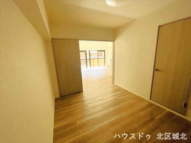 リビングに続く洋室は、開放感があり多用途に使える便利な空間です。扉を開ければ広々とした一体感のある間取りになります。